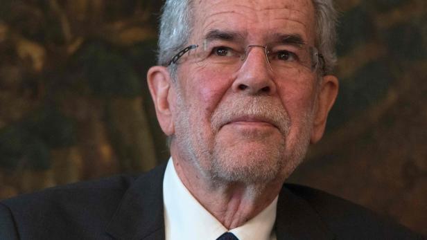 Porträt von Alexander Van der Bellen mit Brille.