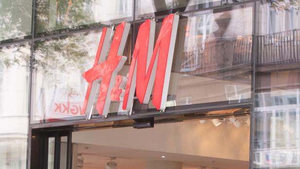 Modekette H&M erzielte im Sommer wieder operativen Gewinn