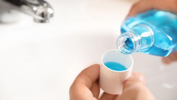 Hygieniker: Mundwasser könnte Corona-Viruslast reduzieren