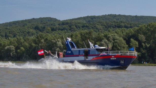 Wasserpolizei rettet Bootsfahrer auf Donau