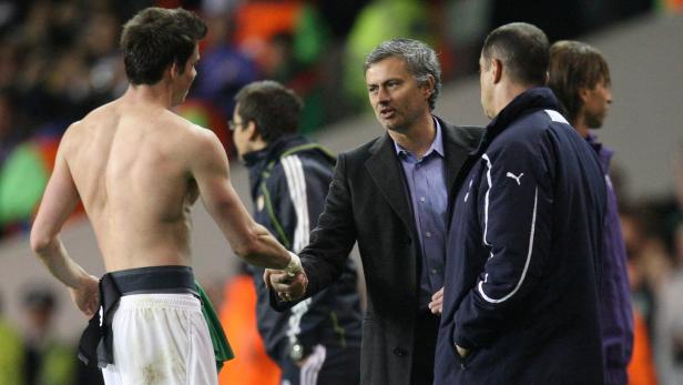 Ein Bild aus dem Jahr 2011: Real-Coach Mourinho (re.) plaudert nach dem Match mit Tottenham-Star Bale.
