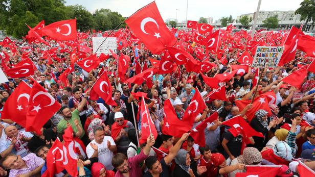 2014 holte die UETD Erdoğan nach Wien. Das Bild zeigt seine Anhänger vor der Albert-Schultz-Halle.