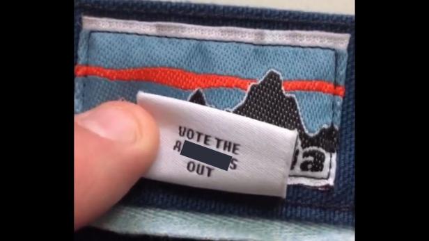 Patagonia mit Etiketten-Nachricht: "Vote the a**holes out"