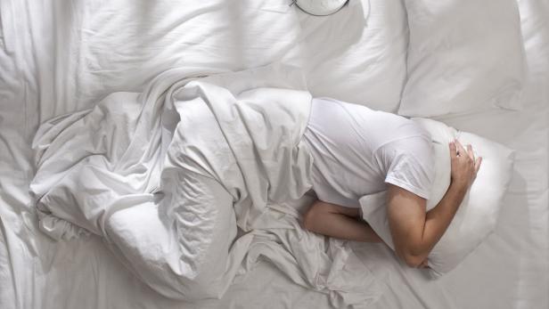 Erholsame Schlafstunden sind für viele wegen Corona Mangelware geworden.