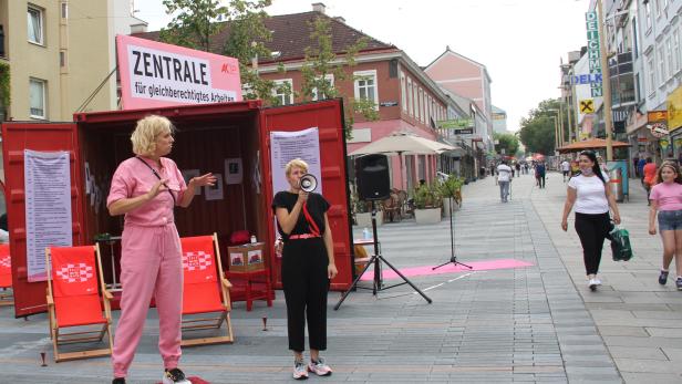 Performance von Eva Puchner und Susanne Preissl vor der "Zentrale für gleichberechtigtes Arbeiten"