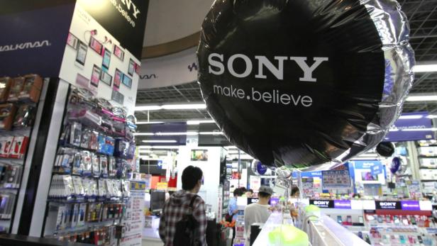A balloon with a logo of Sony Corp is pictured at an electronics store in Tokyo October 23, 2012. Sony Corp is likely to say it returned to an operating profit for July-September after it sold a chemicals business, but investors still aren&#039;t sure a consumer electronics revamp will deliver the profit growth the group seeks. Picture taken October 23, 2012. REUTERS/Yuriko Nakao (JAPAN - Tags: BUSINESS)