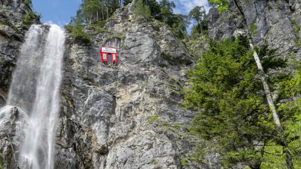 Tourismus-Information in der Felswand - für Touristen aber nicht zugängig