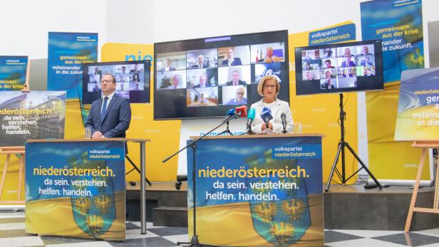 Landeshauptfrau Johanna Mikl-Leitner und ÖVP-Landesgeschäftsführer Bernhard Ebner mit Regierungsmitgliedern und Abgeordneten im Rücken