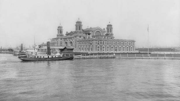 Ellis Island, vor dem Festland von New York gelegen, wurde zum Symbol für die Einwanderungswelle.