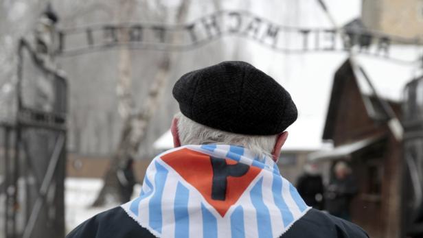 Ein Holocaust-Überlebender im einstigen Vernichtungslager Auschwitz-Birkenau. Etwa 20 ehemalige Insassen besuchten die Gedenkstätte.