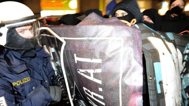 Auseinandersetzungen zwischen gewaltbereiten Demonstranten und der Polizei am Freitag Abend.