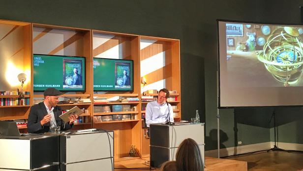 Torben Kuhlmann im Literaturhaus Frankfurt/Main bei der Buchvorstellung, die online übertragen wurde