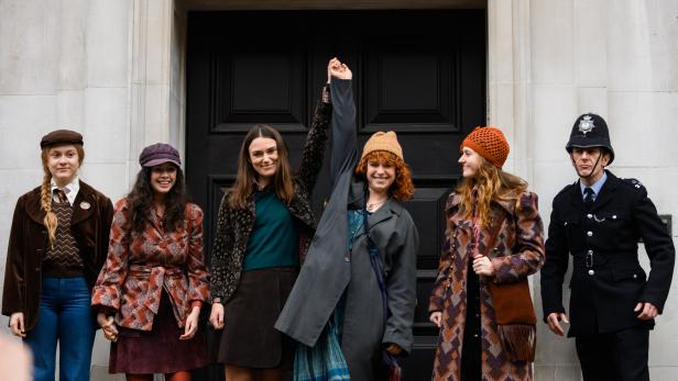 Keira Knightley und Jessie Buckley in „Die Misswahl“ (2020).