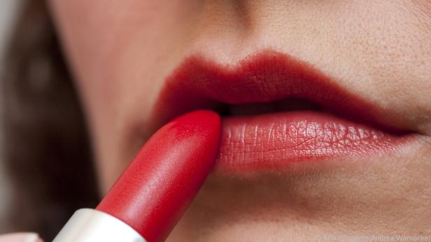 Im Büro darf man durchaus roten Lippenstift auftragen