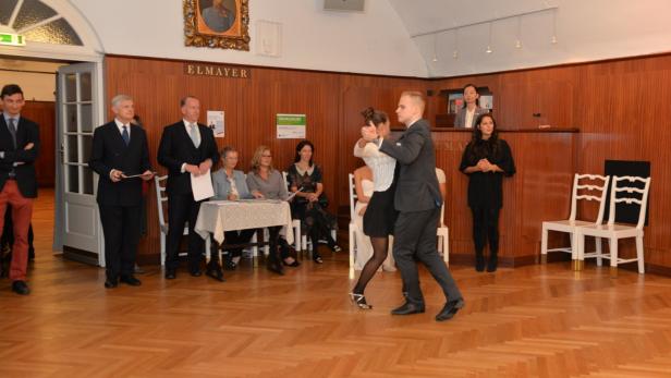 Die Tanzschule Elmayr, eine Instituion in Wien, hat es derzeit nicht leicht.