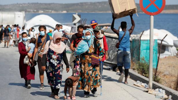 Lesbos: Flüchtlinge auf dem Weg in ein neues Zeltlager