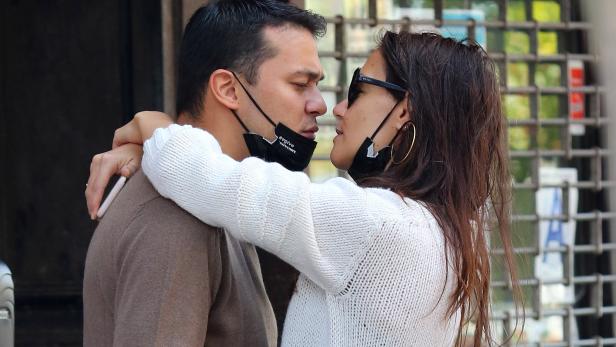 Katie Holmes steht zu ihrem neuen Freund: Verliebte Küsse in der Öffentlichkeit