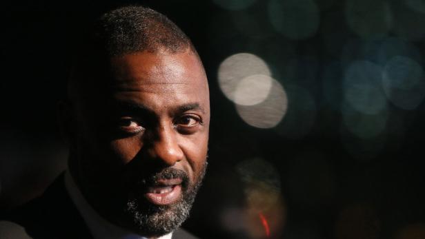 Porträt des Schauspielers Idris Elba im Halbschatten.