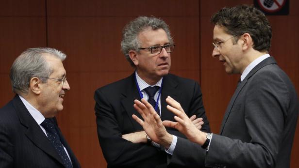 Italiens Wirtschaftsminister Fabrizio Saccomanni, der luxemburgische Finanzminister Minister Pierre Gramegna und der niederländische Eurogruppen-Vorsitzende Jeroen Dijsselbloem