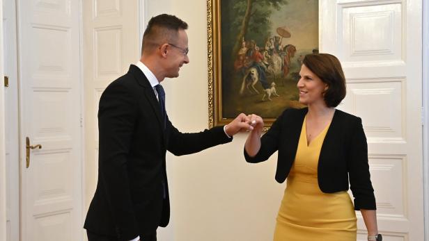Mit Corona-Gruß empfing Ungarns Außenminister Péter Szijjártó Europaministerin Karoline Edtstadler
