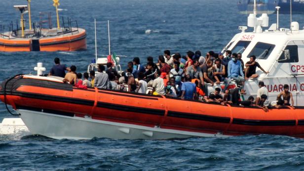 In Seenot geratene Migranten werden von der italienischen Küstenwache nach Palermo, Sizilien, gebracht
