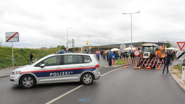 Zweimal haben Mitglieder einer Bürgerplattform die B123 im Herbst blockiert um gegen die Anschlusspläne zur neuen Donaubrücke zu protestieren