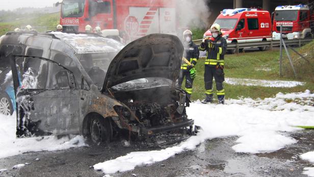 Kleintransporter ging in Flammen auf