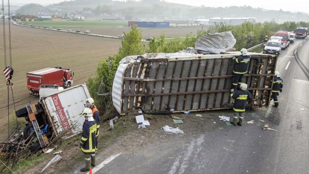 APA12535390-2 - 30042013 - SCHWERTBERG - ÖSTERREICH: ZU APA 0159 CI - Einsatzkräfte der Feuerwehr bei Bergungsarbeiten am Dienstag, 30. April 2013, nach einem Verkehrsunfall auf der Donaubundesstraße (B3) in Schwertberg im Mühlviertel wobei zwei Lkw und ein Pkw kollidierten und der Lkw-Lenker ist dabei getötet worden ist. APA-FOTO: WERNER KERSCHBAUMMAYR/FOTO-KERSCHI.AT