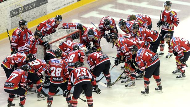 APA12492484 - 26042013 - WIEN - ÖSTERREICH: Eishockey-Länderspiel zwischen Österreich und Slowenien am Freitag, 26. April 2013, in der Albert-Schultz-Halle in Wien. Im Bild: Österreich APA-FOTO: HERBERT PFARRHOFER