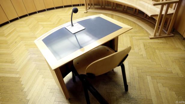 Der Platz des Angeklagten im Saal 105 im Wiener Landesgericht