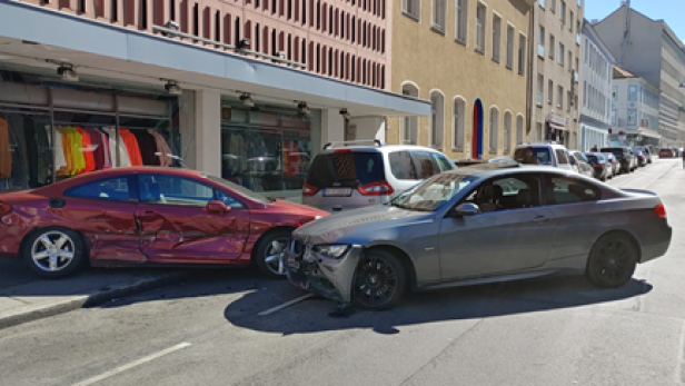 Gas und Bremse verwechselt: Lenker schiebt anderes Auto in Auslage