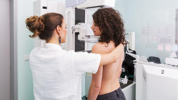In Österreich erkranken jedes Jahr rund 5.600 Frauen an Brustkrebs und etwa 1.600 sterben an den Folgen der Erkrankung.