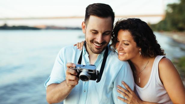 Franzose findet verlorene Kamera mit Hochzeitsfotos von Linzer Paar in Fluss