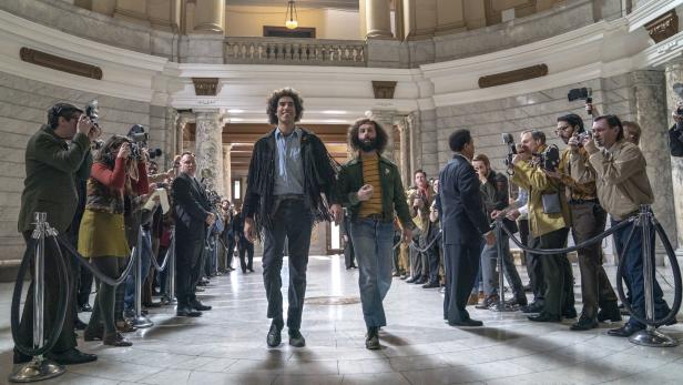 Prozess gegen Anti-Vietnam-Aktivisten: Sacha Baron Cohen (li.) und Jeremy Strong in „The Trial of the Chicago 7“, zuerst im Kino, ab 16. Oktober auf Netflix