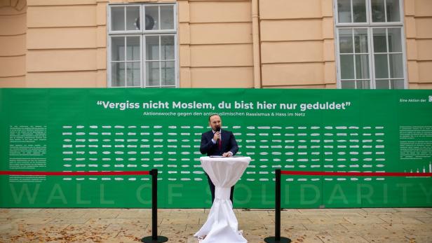 IGGÖ-Präsident Ümit Vural weihte die Wand der Solidarität vor dem Museumsquartier ein.