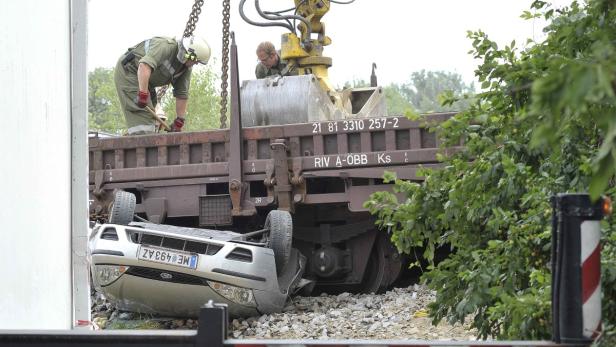 Tonnenschwerer Güterwaggon überrollte den Pkw des 56-jährigen Leopold L. aus St. Leonhard am Forst. Der Autofahrer hatte keine Überlebenschance.