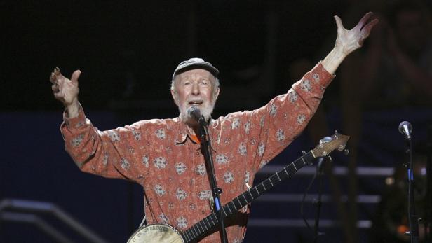 PETE SEEGER, als Folkmusiker der Schutzheilige über dem linken Amerika, 94