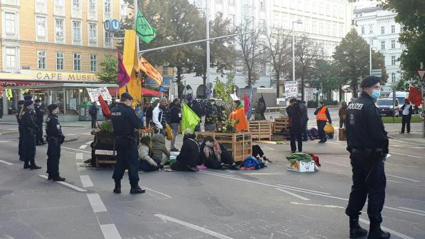 Räumung: Polizei trägt erneut Klima-Aktivisten von der Straße