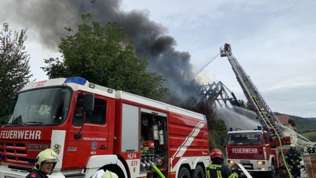 NÖ: Sieben Feuerwehren kämpfen gegen Großbrand