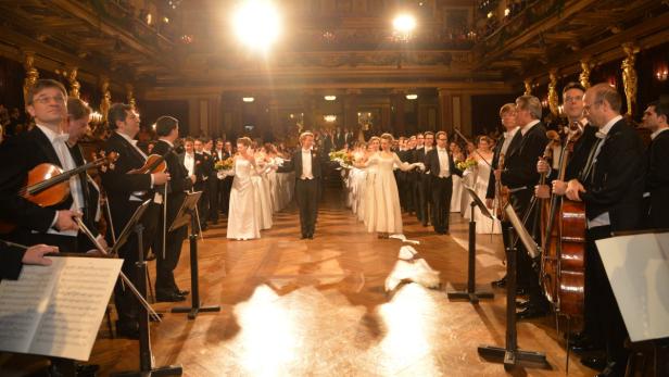 Eine festliche Eröffnung eines Balls mit Debütantinnen und einem Orchester.