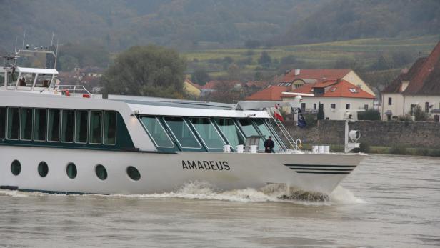 Kabinenliner lief auf der Donau leck