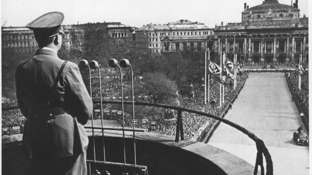 Auf der Turmloggia des Wiener Rathauses wurde vor der Abstimmung zum „Anschluss“ ein provisorischer Balkon errichtet. Dort nahm Hitler unter Wagner-Klängen die Ovationen der Massen entgegen