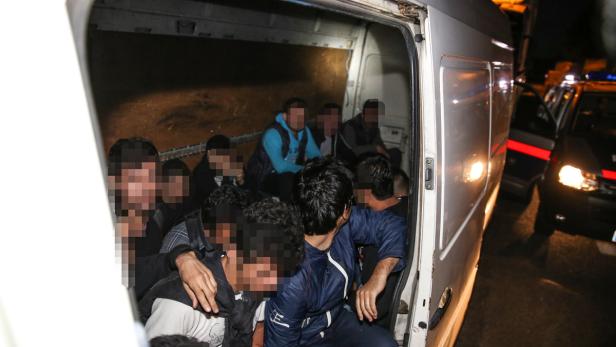 Aufgriff Schlepper mit 31 Flüchtlingen aus Syrien in einem desolatem Kleinbus auf der Welser Autobahn in Oberösterreich.