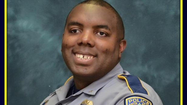 Ein lächelnder Polizist der Baton Rouge Polizei in Uniform.