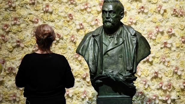 Eine Besucherin vor der Büste von Alfred Nobel in Stockholm