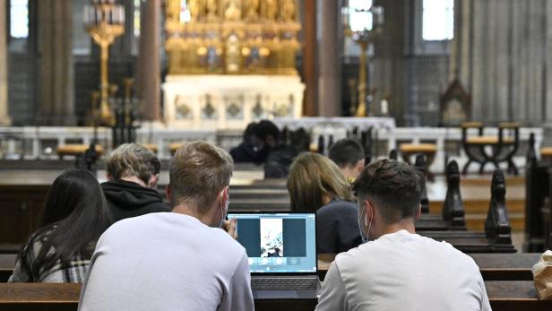Mit Laptop statt Gebetsbuch auf der Kirchenbank