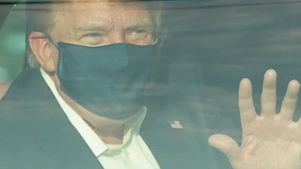 Kritisierte Quarantäne-Ausfahrt: Am Sonntag ließ sich der Corona-infizierte Trump in einem schwarzen SUV zu seinen Fans kutschieren.