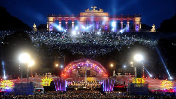 Ein Open-Air-Konzert der Wiener Philharmoniker vor dem Schloss Schönbrunn.