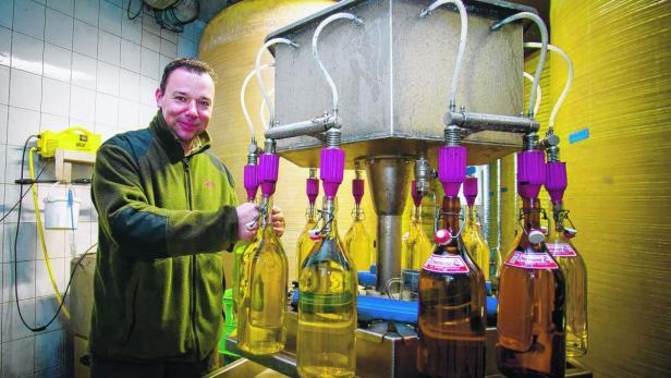 Markus Wimmer füllt für die Maximärkte den Most in Zwei-Liter-Flaschen ab.
