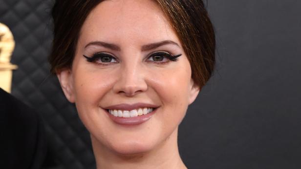 Lana Del Rey trägt Maske mit Löchern bei Signierstunde mit Fans